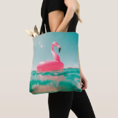 Roze flamingo zwemring op waterlichaam in zomer tote bag (Dichtbij)