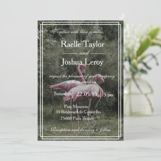 Roze flamingos buitenshuis natuur huwelijksuitnodi kaart (Staand voorkant)