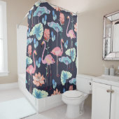 Roze flamingos omgeven door lotusbloemen en pro douchegordijn (In situ)