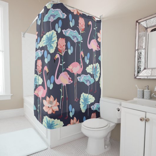 Roze flamingos omgeven door lotusbloemen en pro douchegordijn (In situ)