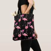 Roze Flamingo's: zwarte achtergrond Tote Bag (Dichtbij)