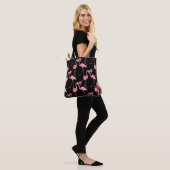 Roze Flamingo's: zwarte achtergrond Tote Bag (Op model)