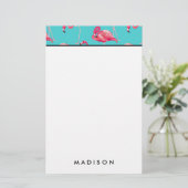 Roze flamingvogels op de achtergrond van turkooize briefpapier (Staand voorkant)