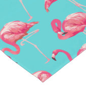 Roze flamingvogels op de achtergrond van turkooize korte tafelloper (Hoek)