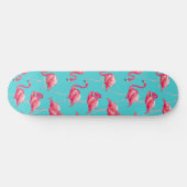 Roze flamingvogels op de achtergrond van turkooize skateboard (Horizontaal)