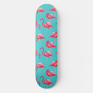 Roze flamingvogels op de achtergrond van turkooize skateboard