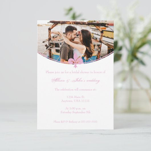 Roze Fleur de Lis Photo Vrijgezellenfeest Invite Kaart (Staand voorkant)