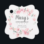 Roze Floral 90th Birthday Hartelijk dank Bedankjes Labels<br><div class="desc">Mooie roze kersbloesems en sage green creëer a rustic wreath om een negentigste verjaardag te vieren. De naam van de verjaardagsfeestdag staat in het midden,  op de negentigste verjaardag en ik dank u voor uw gevoelens.</div>