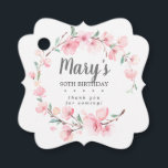 Roze Floral 90th Birthday Hartelijk dank Bedankjes Labels<br><div class="desc">Mooie roze kersbloesems en sage green creëer a rustic wreath om een negentigste verjaardag te vieren. De naam van de verjaardagsfeestdag staat in het midden,  op de negentigste verjaardag en ik dank u voor uw gevoelens.</div>