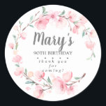 Roze Floral 90th Birthday Hartelijk dank Ronde Sticker<br><div class="desc">Mooie roze kersbloesems en sage green creëer a rustic wreath om een negentigste verjaardag te vieren. De naam van de verjaardagsfeestdag staat in het midden,  op de negentigste verjaardag en ik dank u voor uw gevoelens.</div>
