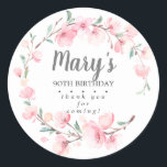 Roze Floral 90th Birthday Hartelijk dank Ronde Sticker<br><div class="desc">Mooie roze kersbloesems en sage green creëer a rustic wreath om een negentigste verjaardag te vieren. De naam van de verjaardagsfeestdag staat in het midden,  op de negentigste verjaardag en ik dank u voor uw gevoelens.</div>