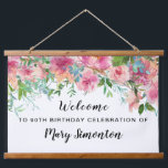 Roze Floral 90th Birthday Party Welcome Banner Hangend Wandkleed<br><div class="desc">Mooie bloemen creëer een verbluffende 90ste verjaardag.. welkome banner. Een prachtige combinatie van fel roze pinda's met veel groen met aangezette wijnstokken en bladeren maakt het een zeer modern bloemontwerp. Het heeft een beetje een Boho Chic-vibe, vanwege de gevaarlijke wijnstokken en bladeren. Deze vrijgezellenfeest banner maakt deel uit van het...</div>