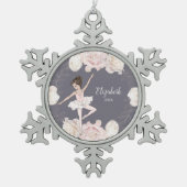 Roze Floral Ballerina Brown Hair Girl gepersonalis Tin Sneeuwvlok Ornament (Voorkant)