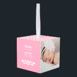 Roze Floral Birth Stats Custom Photos Ornament<br><div class="desc">Een sierbloem in roze en wit met ruimte voor drie foto's van je schattige kleine baby. Voeg de naam van je kind, de geboortedatum en de geboortestaat in witte letters toe tegen een roze achtergrond, met een bloemenverdeler. De boven- en onderkant hebben roze en witte strepen. Mooie versiering voor het...</div>