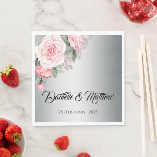 Roze Floral Bouquet op Luxurous Silver Wedding Servet
