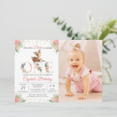 Roze Floral Little Deer First Birthday Foto Kaart (Staand voorkant)
