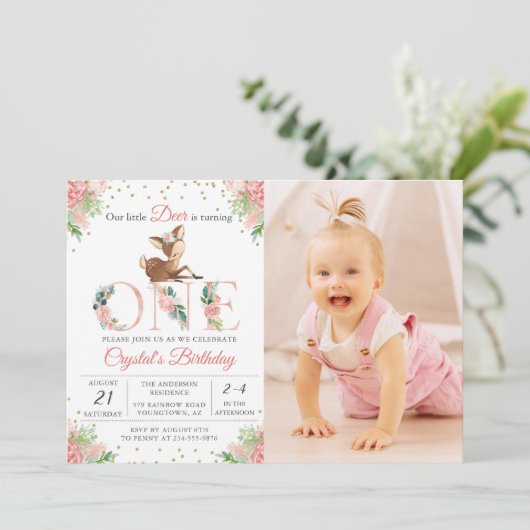 Roze Floral Little Deer First Birthday Foto Kaart (Staand voorkant)