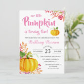 Roze Floral Little Pumpkin 1st Birthday Invitation Kaart (Staand voorkant)