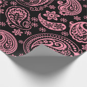 Roze  Floral paisley over zwarte achtergrond Cadeaupapier (Hoek)