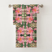 Roze Floral Pattern Bad Handdoek (Insitu)