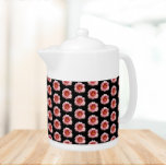 Roze Floral Pattern op Black Teapot Theepot<br><div class="desc">Witte keramische theepot met deksel dat het foto-afbeelding van een roze daglicht op een zwarte achtergrond bevat en in een herhalend patroon is afgedrukt. Een mooi,  bloemetjesontwerp!</div>