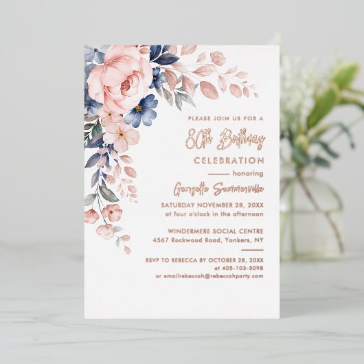 Roze Floral Script 80th Birthday Party Folie Uitnodiging (Staand Voorkant)