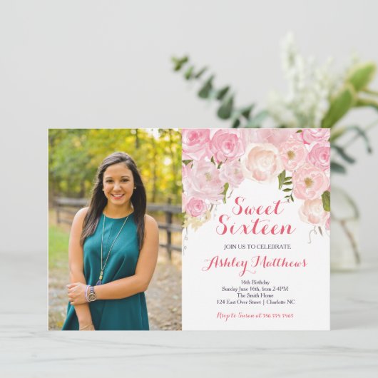 Roze Floral Sweet Sixteen Birthday Uitnodiging (Staand voorkant)