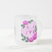 Roze florale  gepersonaliseerde naam initiaal matglas koffiemok (Voorkant rechts)