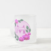 Roze florale  gepersonaliseerde naam initiaal matglas koffiemok (Voorkant links)
