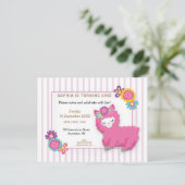 Roze Fluffy Llama Stripe Eerste Verjaardag Uitnodi Briefkaart (Staand voorkant)