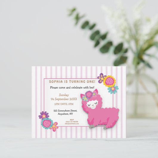 Roze Fluffy Llama Stripe Eerste Verjaardag Uitnodi Briefkaart (Staand voorkant)