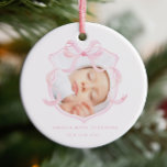 Roze Foto Baby Girl Aankondiging Keramisch Ornament<br><div class="desc">Dit ornament van de geboorteaankondiging heeft een zacht en elegant ontwerp. Het toont een foto van een pasgeboren baby omlijst door een delicate waterverf roze lint in de vorm van een boog. Met een roze en witte kleurenschema, het maakt een perfecte keuze voor het aankondigen van de komst van uw...</div>