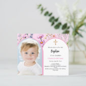 Roze foto boog bloemen meisje doop uitnodiging (Staand voorkant)