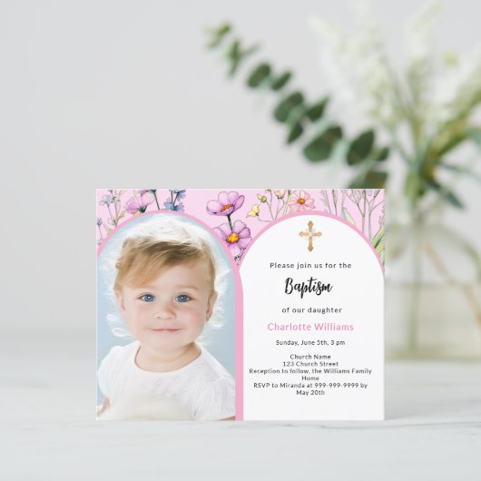 Roze foto boog bloemen meisje doop uitnodiging (Staand voorkant)