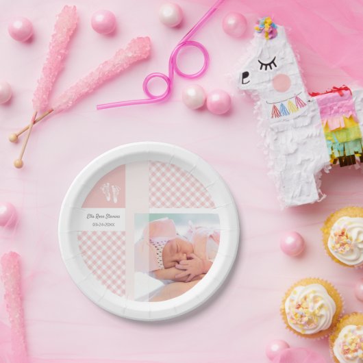 Roze foto geboortedatum Gingham Footprint Papieren Bordje (Feest)