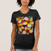 Roze Frangipani bloem op zwart T-shirt (Voorkant)