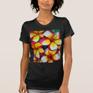 Roze Frangipani bloem op zwart T-shirt
