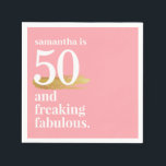 Roze Funny Fabulous 50th Birthday, op maat gesnede Servet<br><div class="desc">Je FREAKING FABULOUS vriend verdient een 50ste verjaardagsthema dat dat show afdoet. Onze moderne, roze en witte "50 en verbluffend geweldige" luiers zijn perfect om een thema af te breken waar gasten van zullen houden! Personaliseer met om het even welke leeftijd en naam - de kleuren zijn ook editable gebruikend...</div>