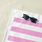 Roze geborduurde badhanddoek (In situ)