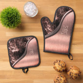 Roze geborsteld metaal en metaalsteen monogram ovenwant & pannenlap set (Top down)