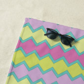 Roze geel Aqua Geometric Pattern, gepersonaliseerd Strandlaken (In situ)