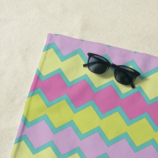 Roze geel Aqua Geometric Pattern, gepersonaliseerd Strandlaken (In situ)
