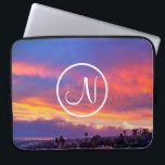 Roze geel blauw zonsondergang foto aangepaste mono laptop sleeve<br><div class="desc">Typ de letter voor het monogram van uw keuze en "maak uw eigen magie" wanneer u deze verbluffende neopreen laptophoes met fotografie gebruikt, die bestaat uit een dramatisch verlichte zonsondergang in blauw, roze, sinaasappel en geel. Deze laptophoes is verkrijgbaar in drie formaten: 15, 13 en 10 inch. Maakt een geweldig...</div>