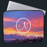 Roze geel blauw zonsondergang foto aangepaste mono laptop sleeve<br><div class="desc">Typ de letter voor het monogram van uw keuze en "maak uw eigen magie" wanneer u deze verbluffende neopreen laptophoes met fotografie gebruikt, die bestaat uit een dramatisch verlichte zonsondergang in blauw, roze, sinaasappel en geel. Deze laptophoes is verkrijgbaar in drie formaten: 15, 13 en 10 inch. Maakt een geweldig...</div>