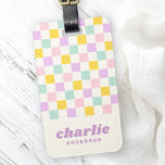 Roze geel paarse blauw dambord naam bagagelabel<br><div class="desc">Bagage met een lichtroze,  geel,  paarse en aquablauw dambordpatroon en jouw naam in retro-stijl,  paarse lettertype met een regel aangepaste tekst hieronder. Alle kleuren zijn aanpasbaar. Voeg uw contactgegevens op de achterkant toe</div>