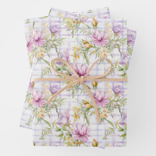 Roze, geel, paarse bloemen op een geplakte achterg inpakpapier vel (In situ)