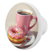 Roze geglaceerde donut en koffiekopje keramische knop (Rechts)