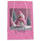 Roze gehaakte Kerstmis Sneeuwman Medium Cadeauzakje (Voorkant)