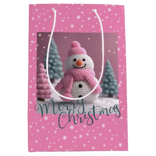 Roze gehaakte Kerstmis Sneeuwman Medium Cadeauzakje (Voorkant)