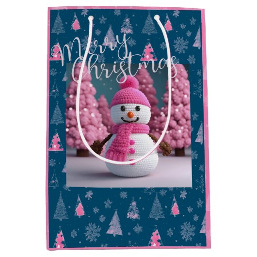 Roze gehaakte sneeuwman Winter Wonderland Medium Cadeauzakje (Voorkant)